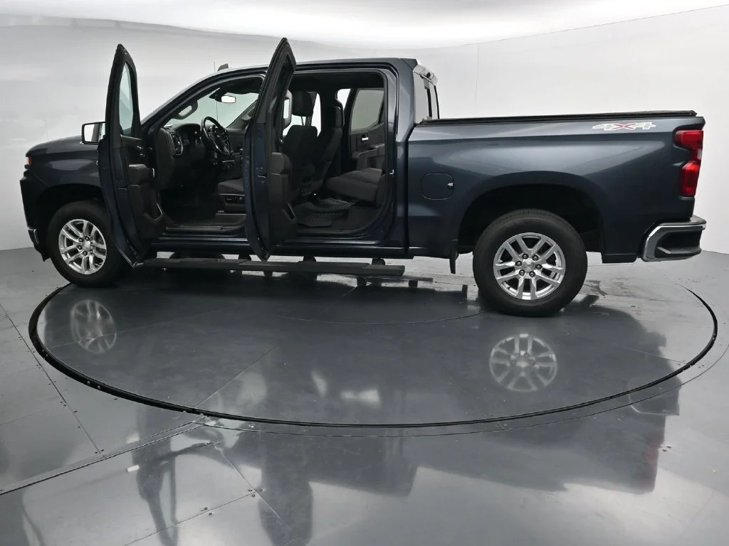 Used 2020 Gray Chevrolet LT image 27