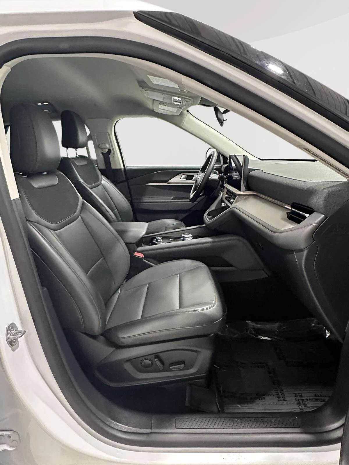 Used 2025 White Ford Active image 25