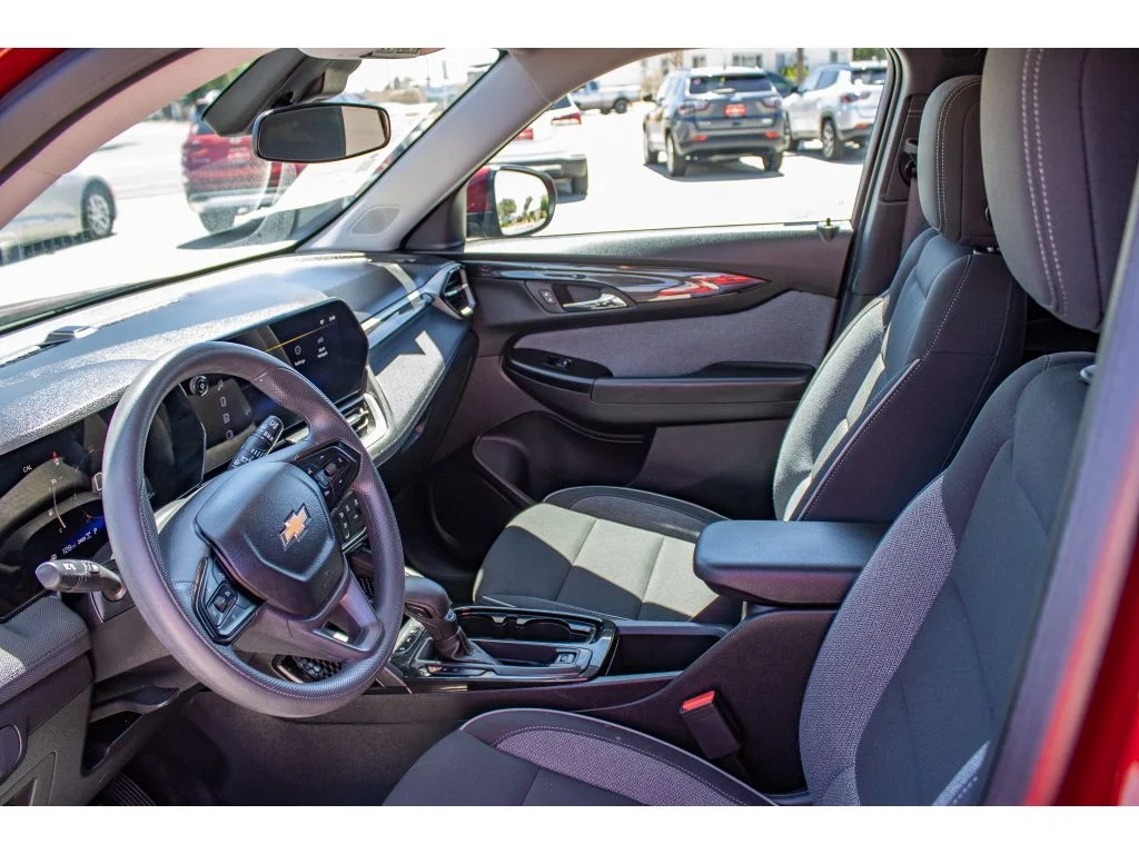 Used 2025 Crimson Metallic Chevrolet LT image 27