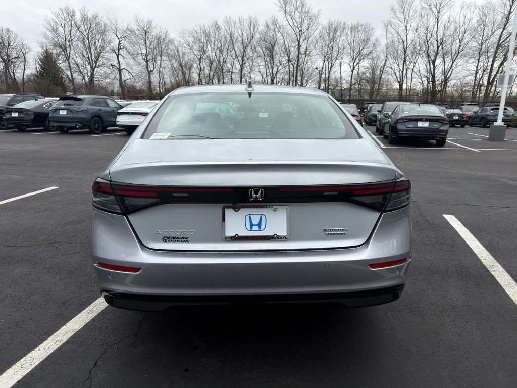 New 2026 Solar Silver Metallic Honda Touring image 4