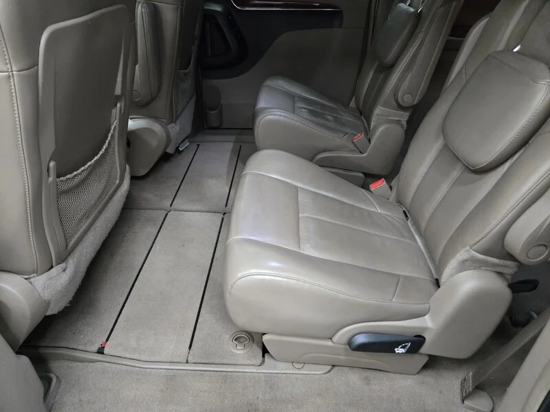 Used 2013 Cashmere Pearl Chrysler Limited image 8