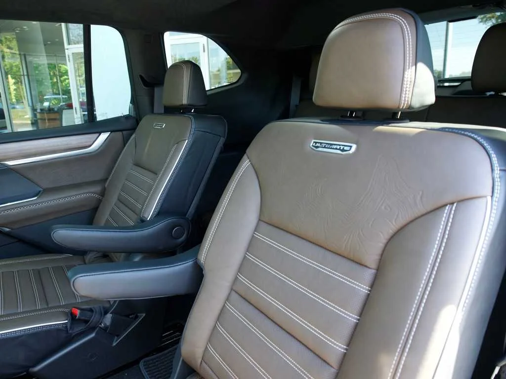 New 2027 Glacier White Tricoat GMC Denali Ultimate image 10