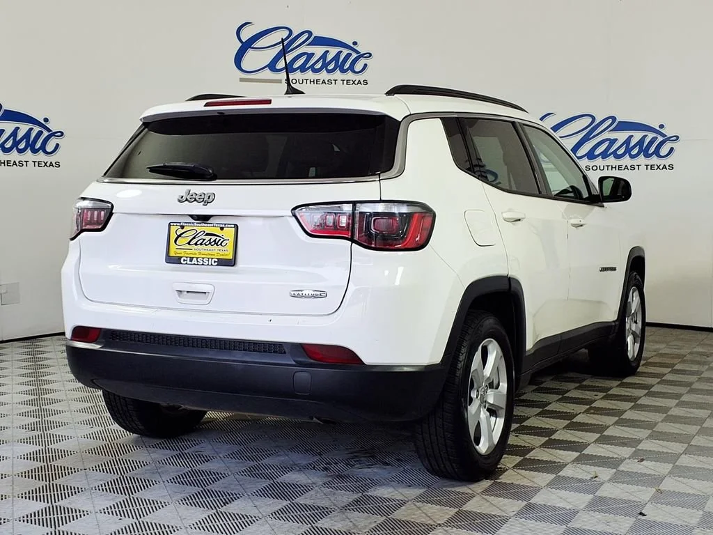 Used 2018 White Clearcoat Jeep Latitude image 6