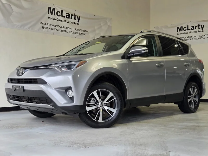 Used 2018 Silver Sky Metallic TOYOTA XLE AWD image 25