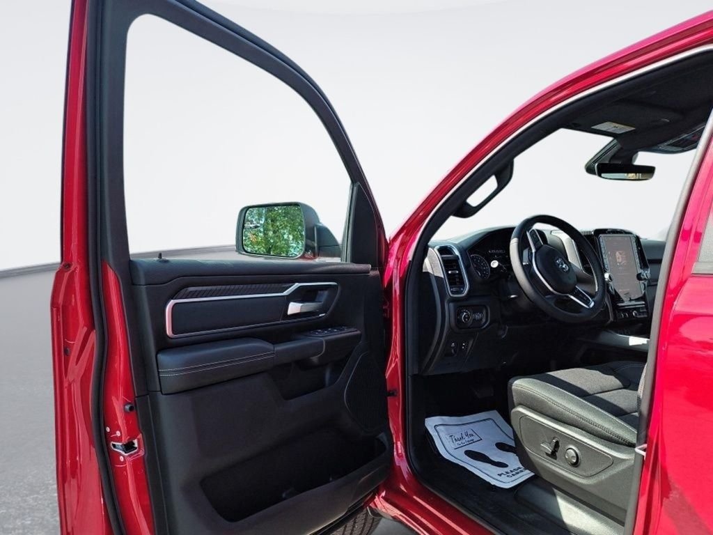 New 2026 Molten Red Pearl-Coat Exterior Paint RAM Big Horn/Lone Star image 16