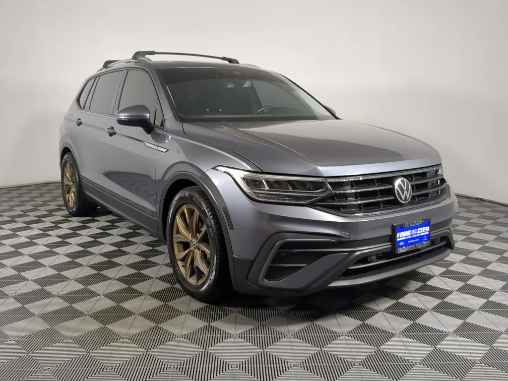 Used 2022 Platinum Gray Metallic Volkswagen SE image 2