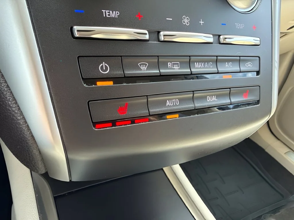 Used 2015 White Lincoln Base image 23