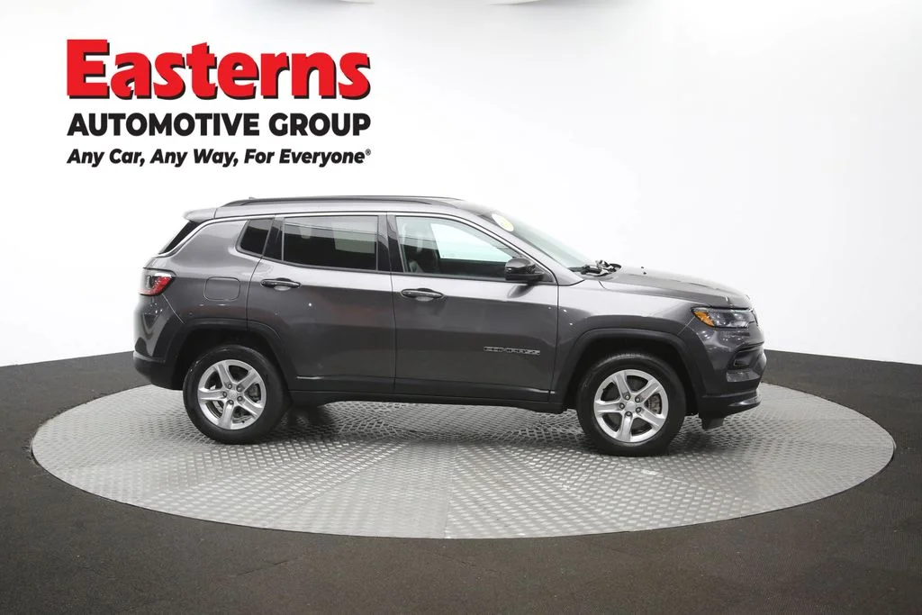 Used 2024  Jeep Latitude image 44