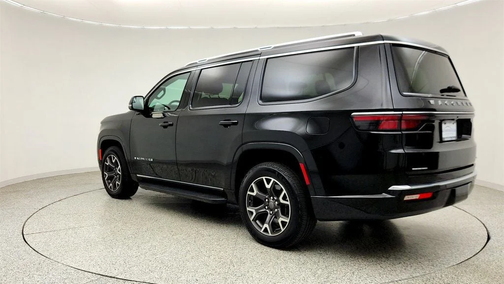 Used 2023 Diamond Black Crystal Pearlcoat Jeep Series III 4x4 w/ Convenience Group & Quadra-Lift Suspension image 7