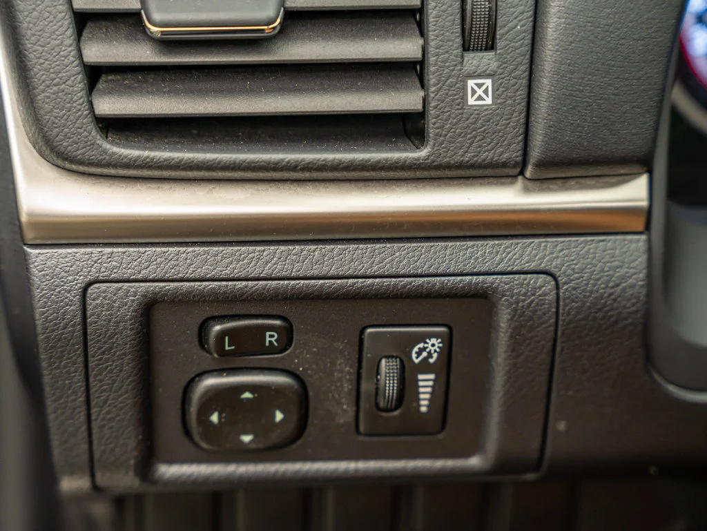 Used 2014 Pearl Lexus 200h image 26