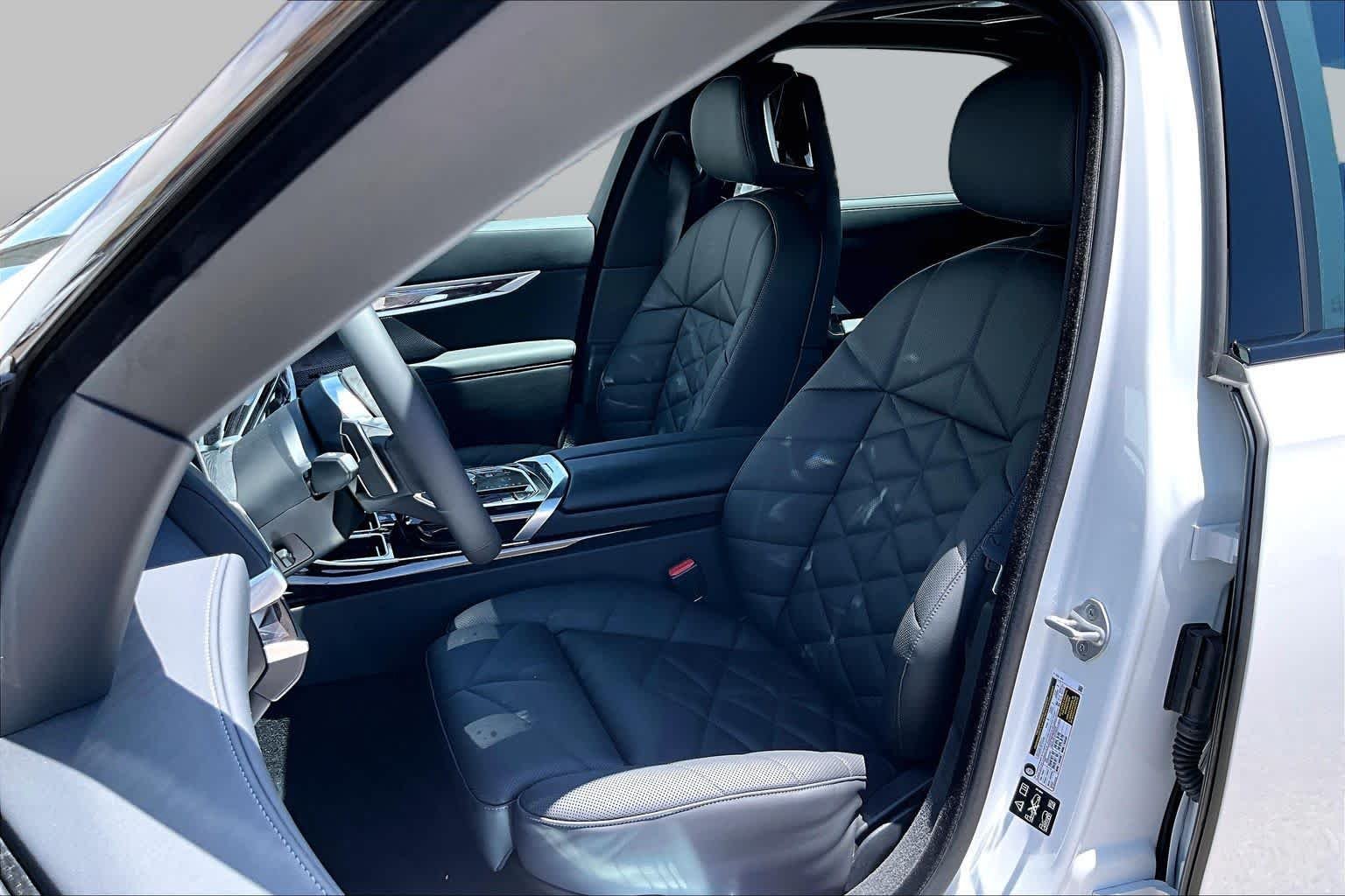 New 2026 Mineral White Metallic BMW 740i xDrive image 9