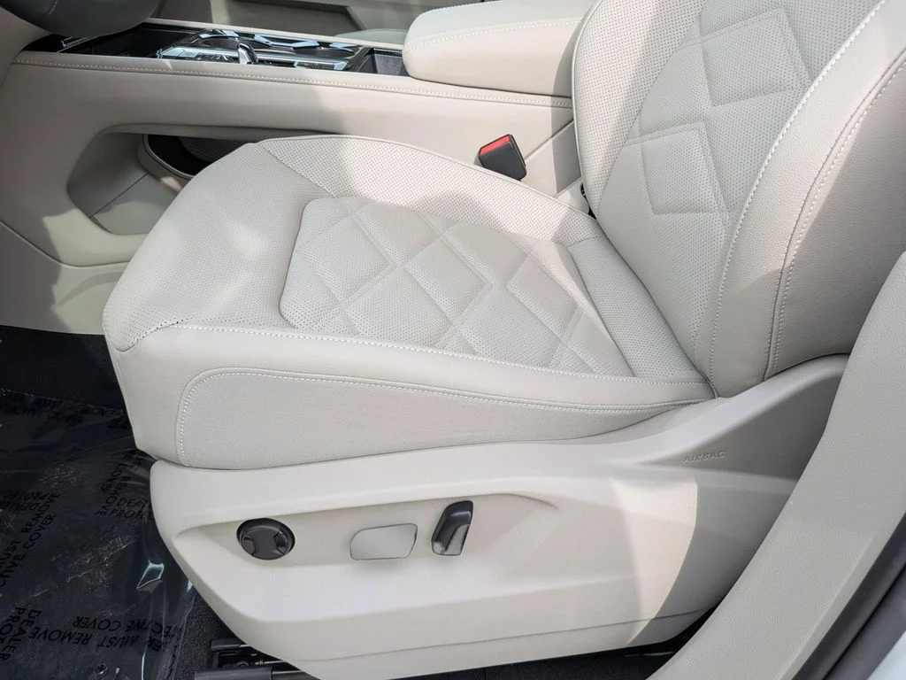 New 2026 White/off-white Volkswagen 2.0T SE w/Technology image 17