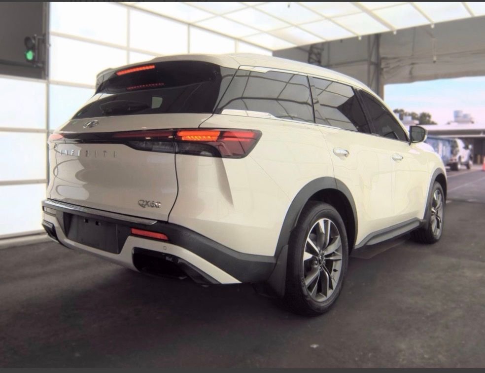 Used 2023 White INFINITI LUXE image 2
