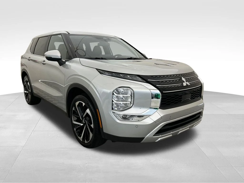 Used 2024 Silver Mitsubishi SE image 7