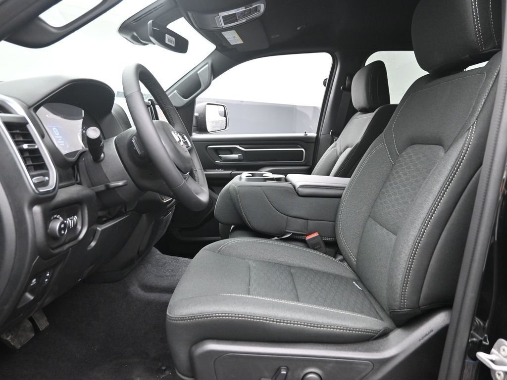 New 2026 Diamond Black Crystal Pearl-Coat Exterior Paint RAM Big Horn/Lone Star image 16