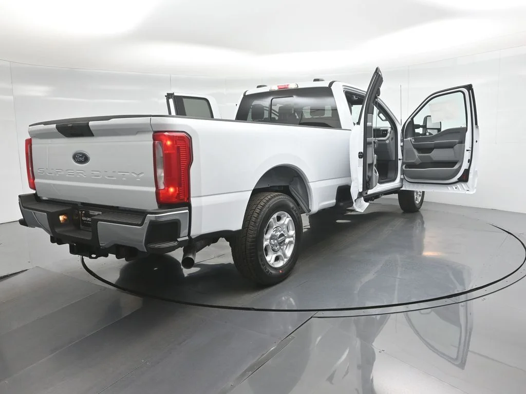 New 2026 Oxford White Ford XLT image 5