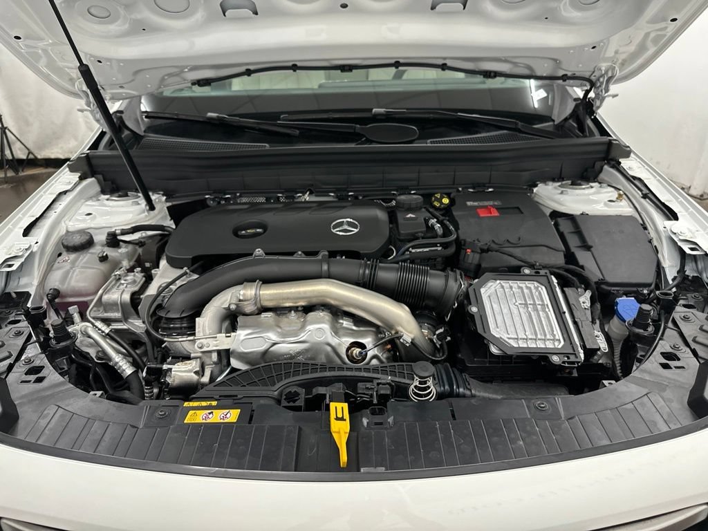 New 2026 Polar White Mercedes-Benz GLB 250 image 42