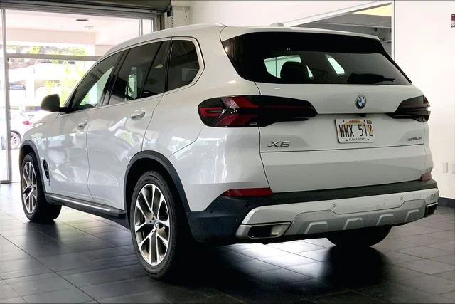 Used 2024 Mineral White Metallic BMW sDrive40i image 5