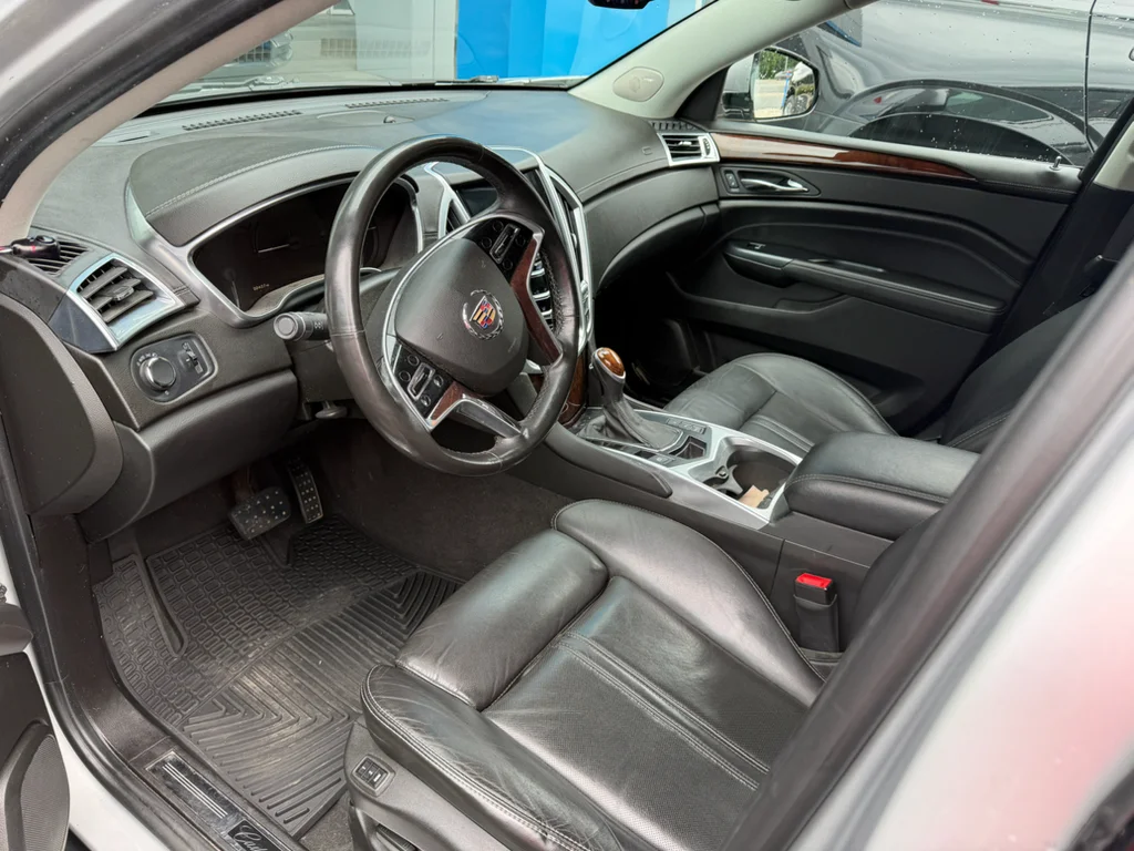 Used 2014 RADIANT SILVER METALLIC Cadillac Luxury Collection image 3