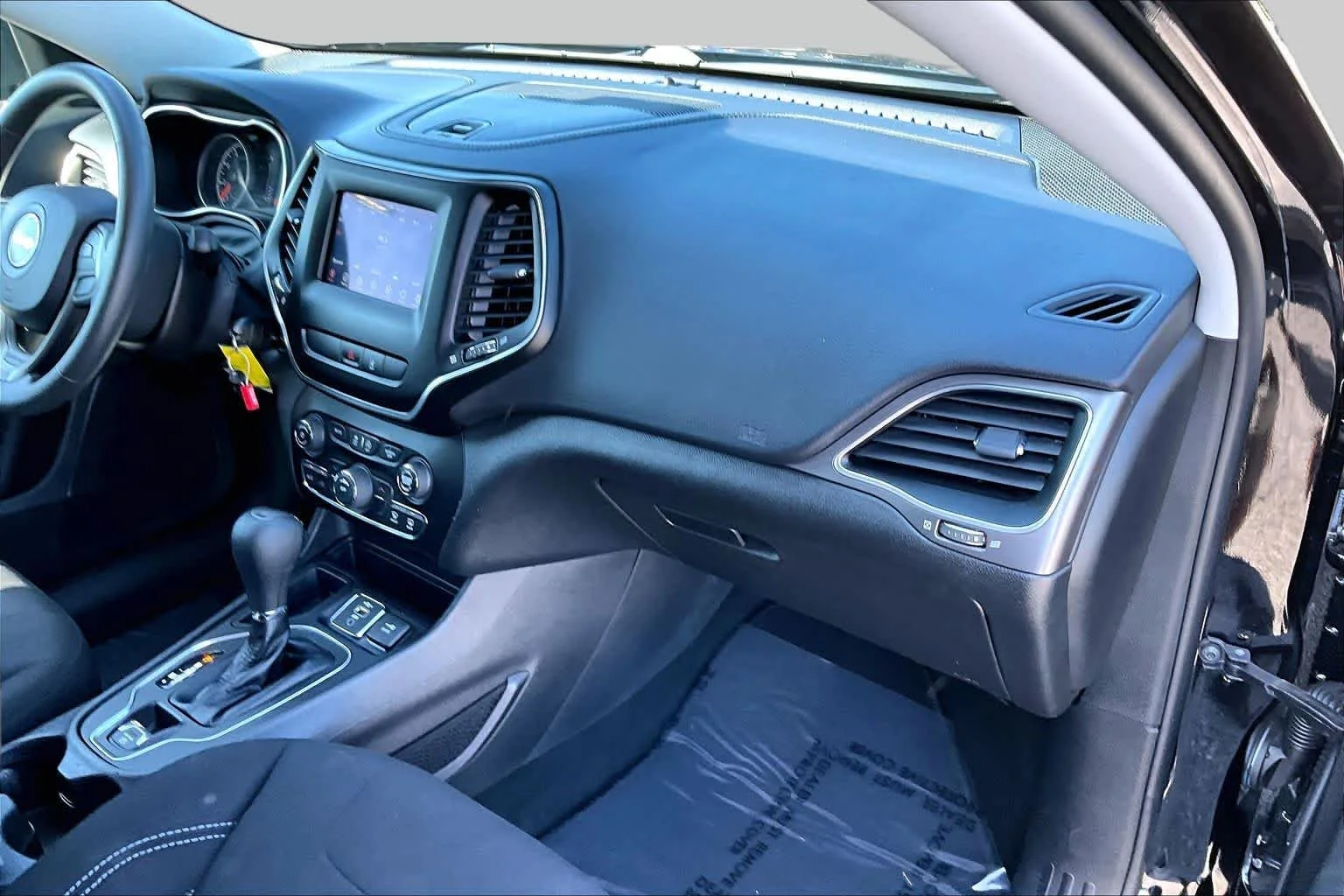 Used 2021 Diamond Black Crystal Pearlcoat Jeep Latitude image 17