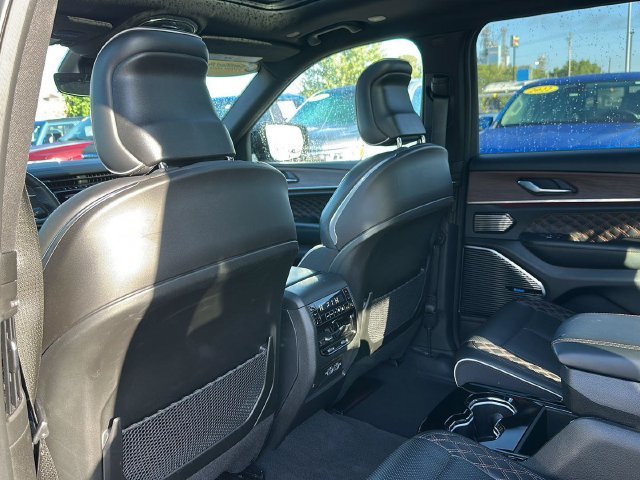 Used 2025  Jeep Summit image 35