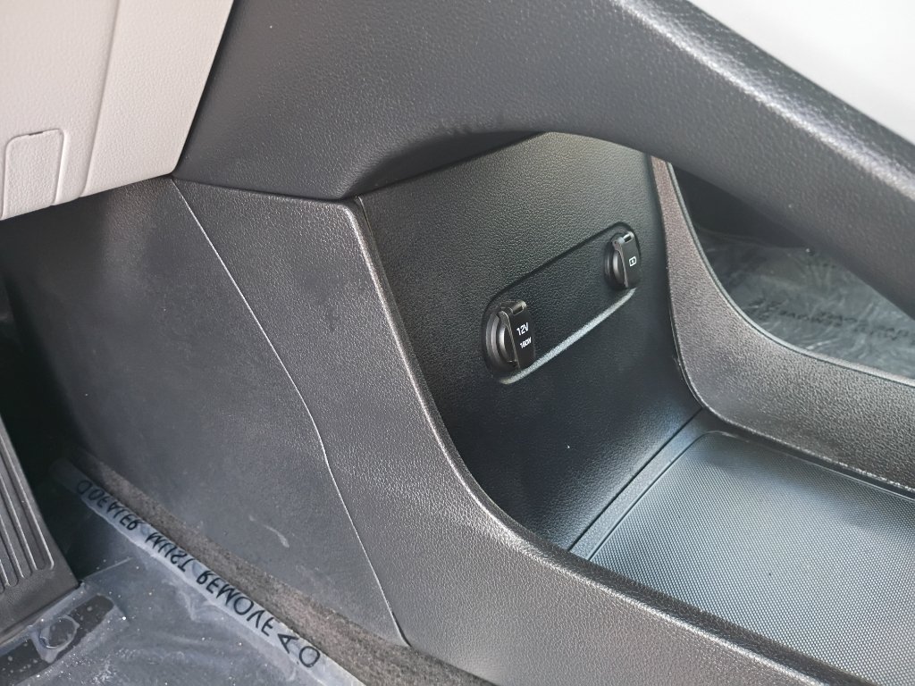 Used 2025  Hyundai SEL image 33