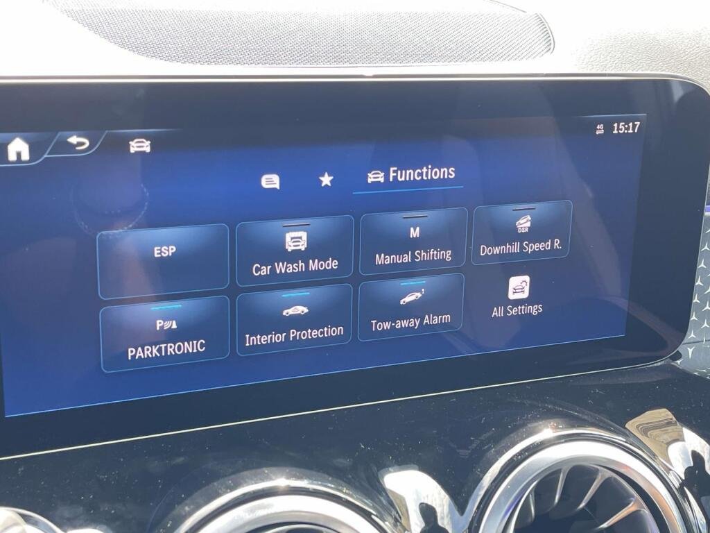 New 2026 Polar White Mercedes-Benz GLB 250 image 25