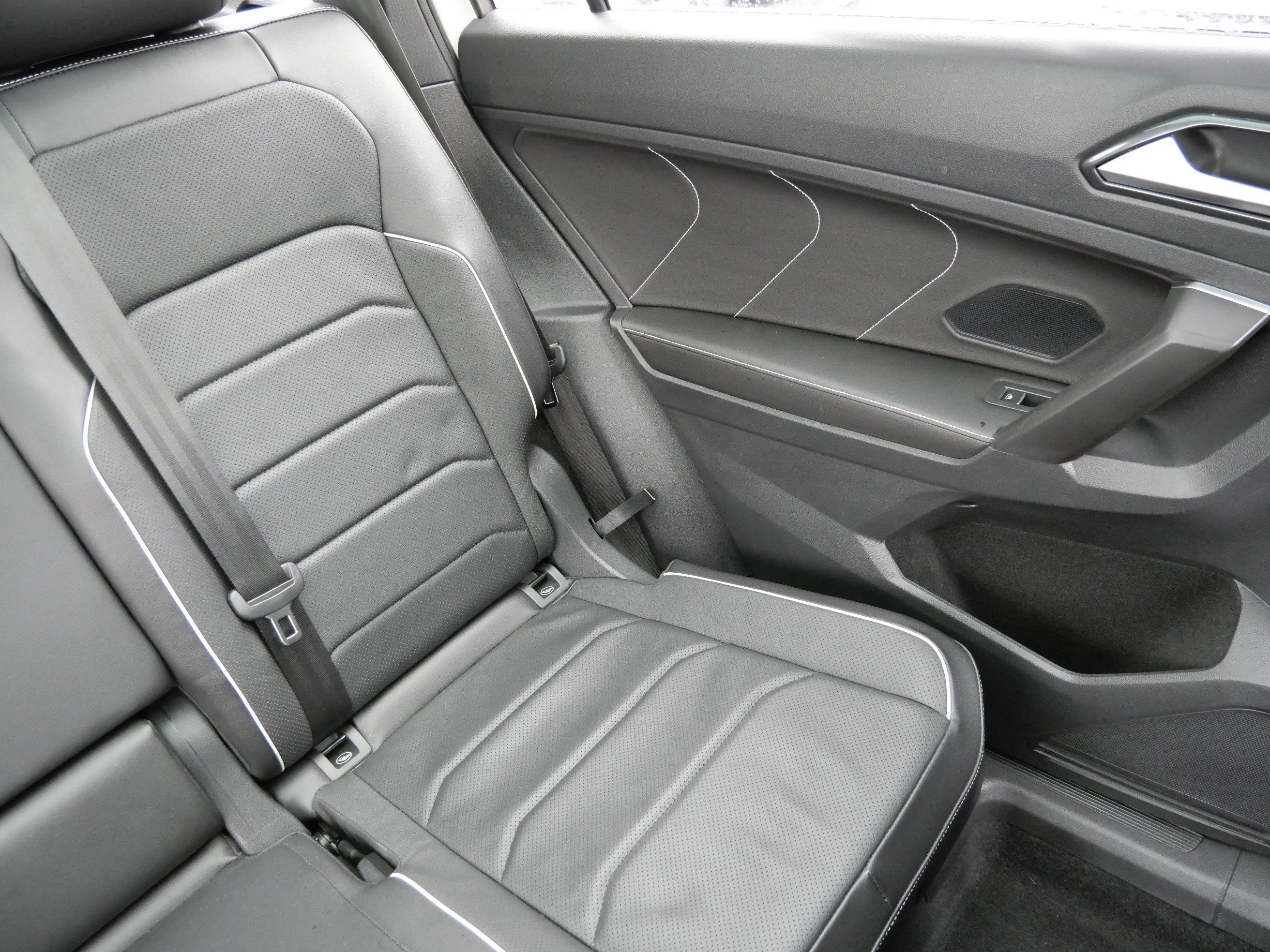 Used 2022 Oryx White Pearl Volkswagen SEL R-Line image 14