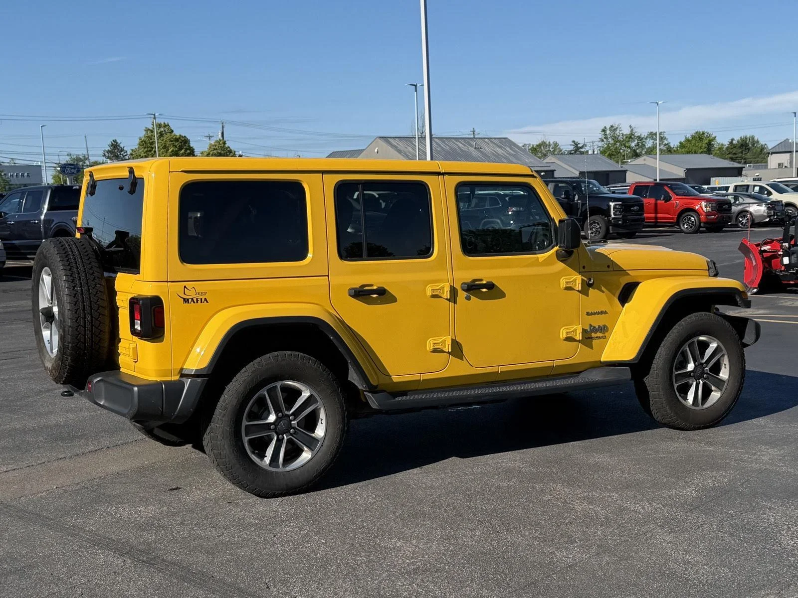 Used 2019 Hellayella Jeep Sahara image 4