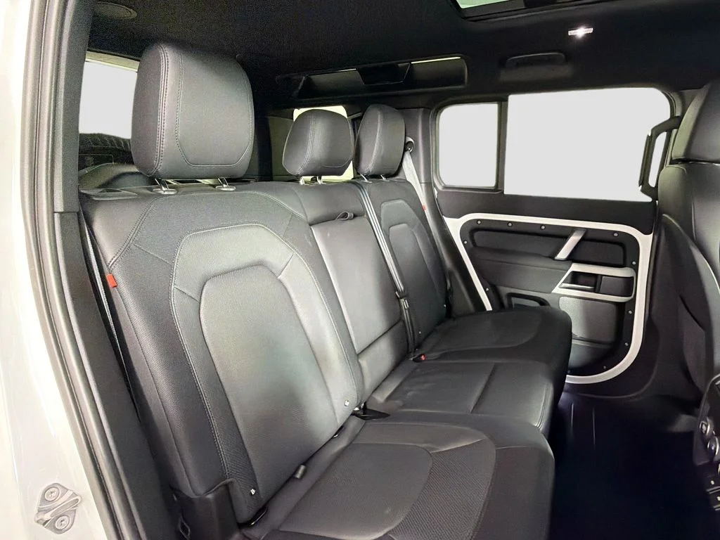 Used 2023 White Land Rover X-Dynamic SE image 28