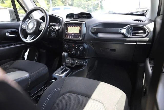 Used 2023 White Jeep Latitude image 37