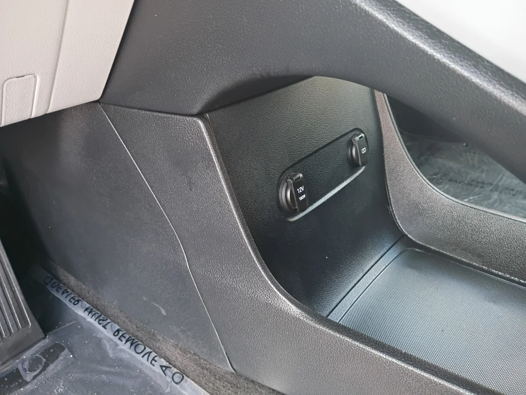 Used 2025  Hyundai SEL image 33
