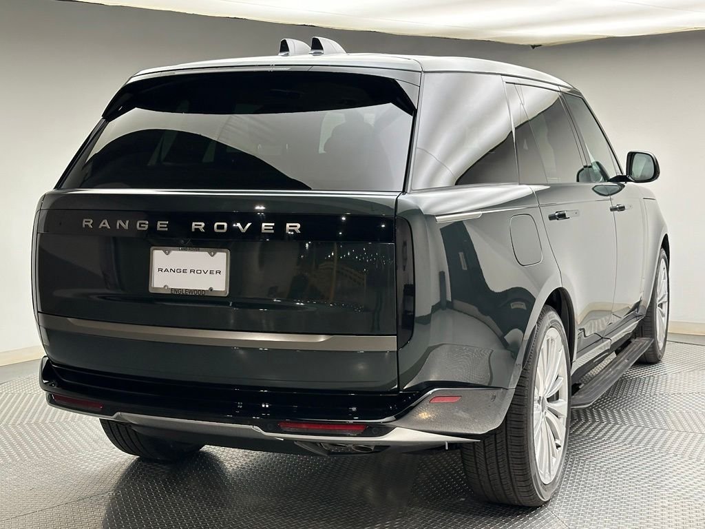 New 2026 Belgravia Green Metallic Land Rover SE image 3