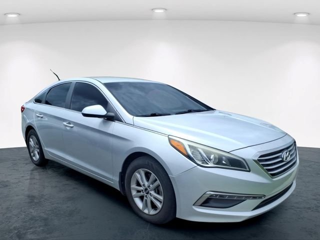Used 2015 Silver Hyundai SE image 11