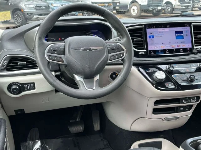 Certified Used 2022 Velvet Chrysler Touring L image 14