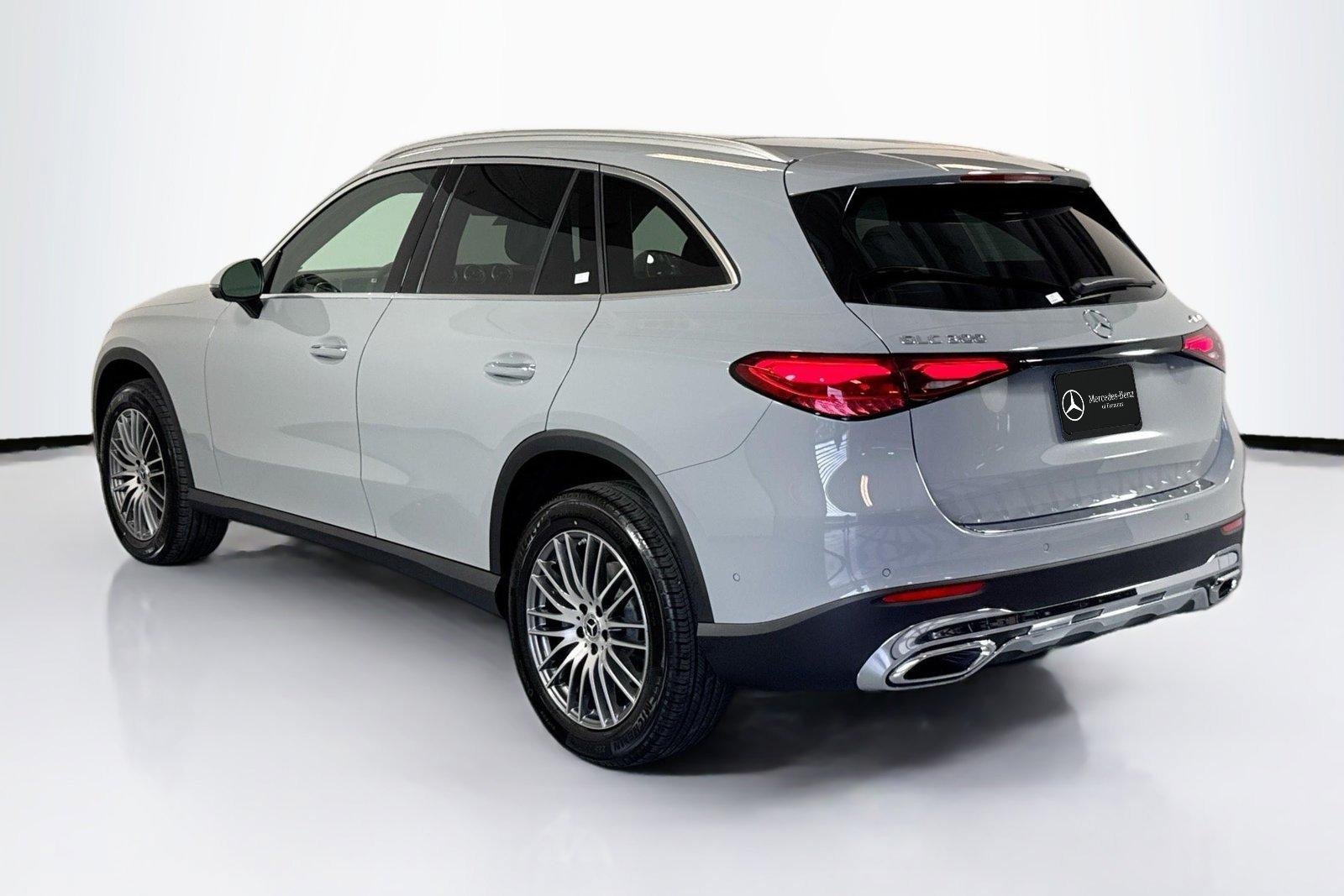 New 2026 Manufaktur Alpine Grey Mercedes-Benz GLC 300 image 7