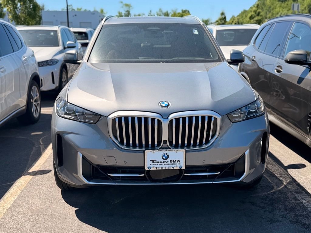 New 2026 Skyscraper Grey Metallic BMW xDrive40i image 2
