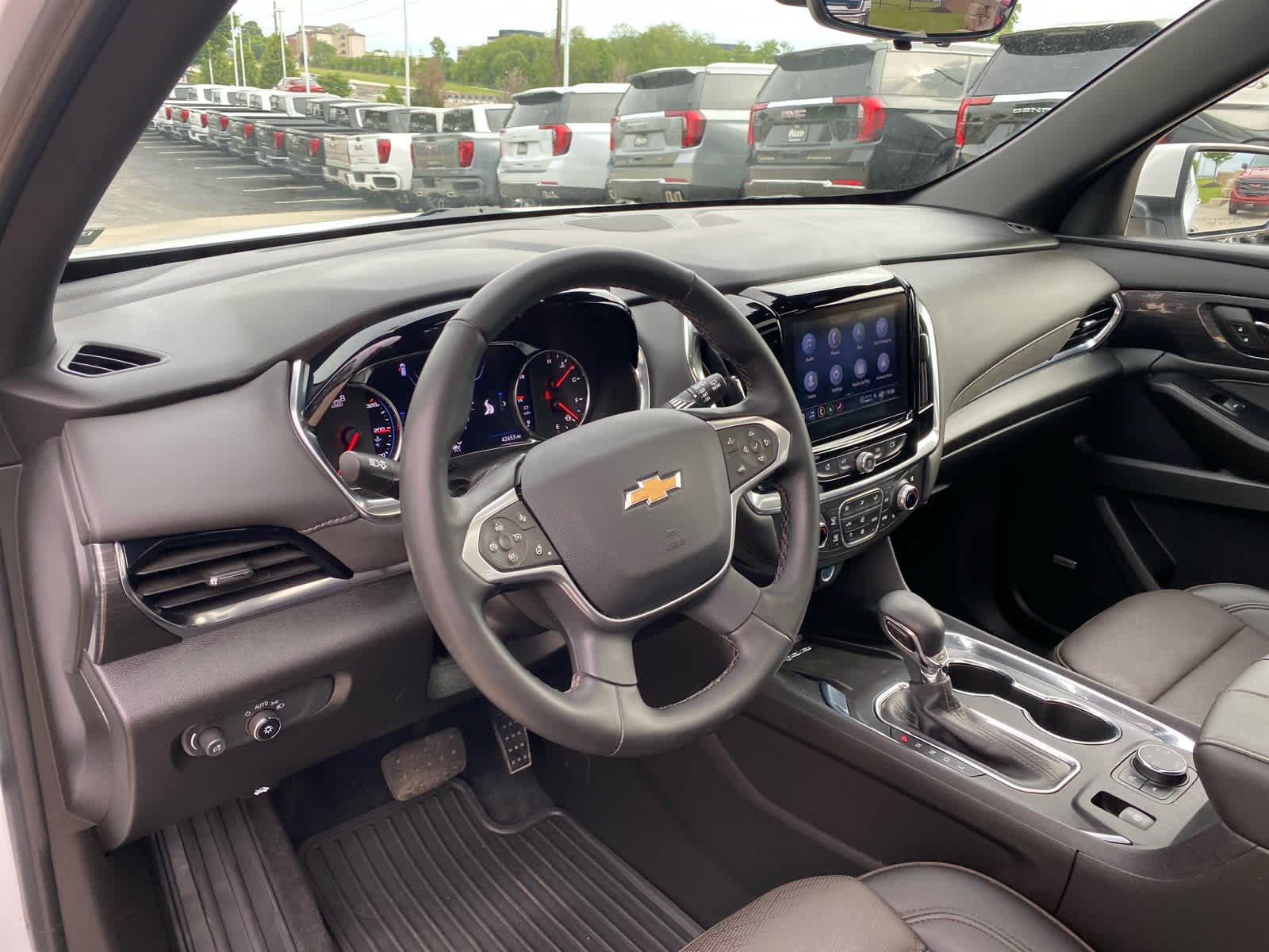 Used 2023 Iridescent Pearl Tricoat Chevrolet High Country image 11