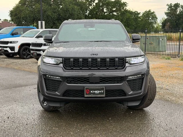 New 2026 Baltic Gray Metallic Clear-Coat Exterior Paint Jeep Limited image 3