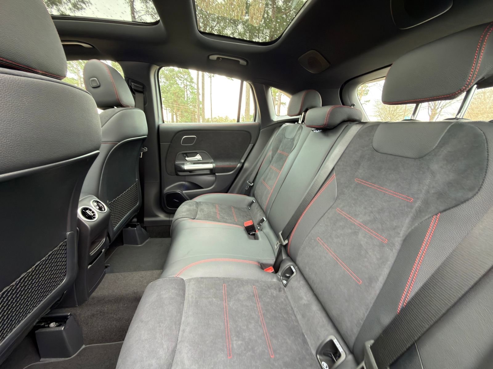 New 2026 MANUFAKTUR Alpine Gray Mercedes-Benz GLA 35 AMG® image 39