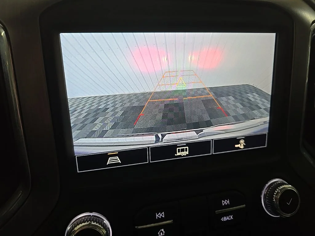 Used 2021 White GMC Denali image 24