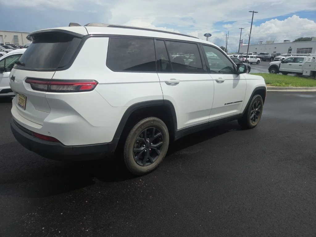 Used 2024 White Jeep Altitude image 9
