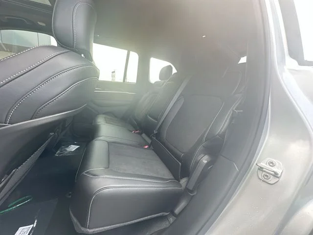 New 2026 Silver Zynith Exterior Paint Jeep Altitude image 25