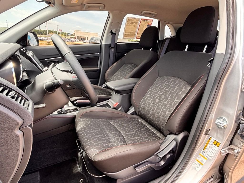 Used 2026 Silver Mitsubishi  image 23