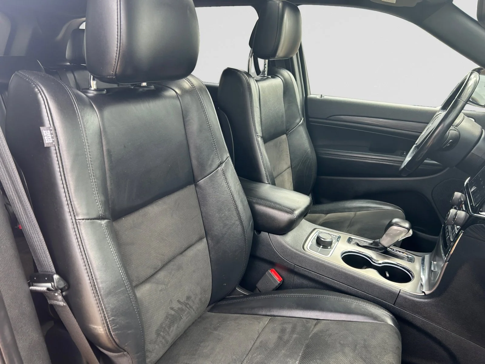 Used 2019 Diamond Black Crystal Pearl Jeep ALTITUDE image 11