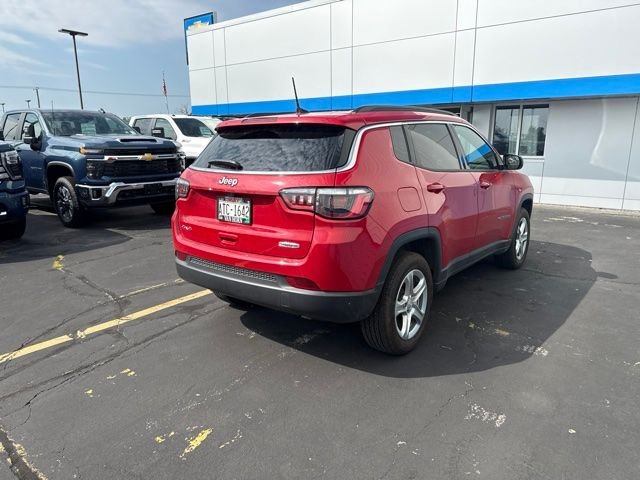 Used 2024  Jeep Latitude image 4