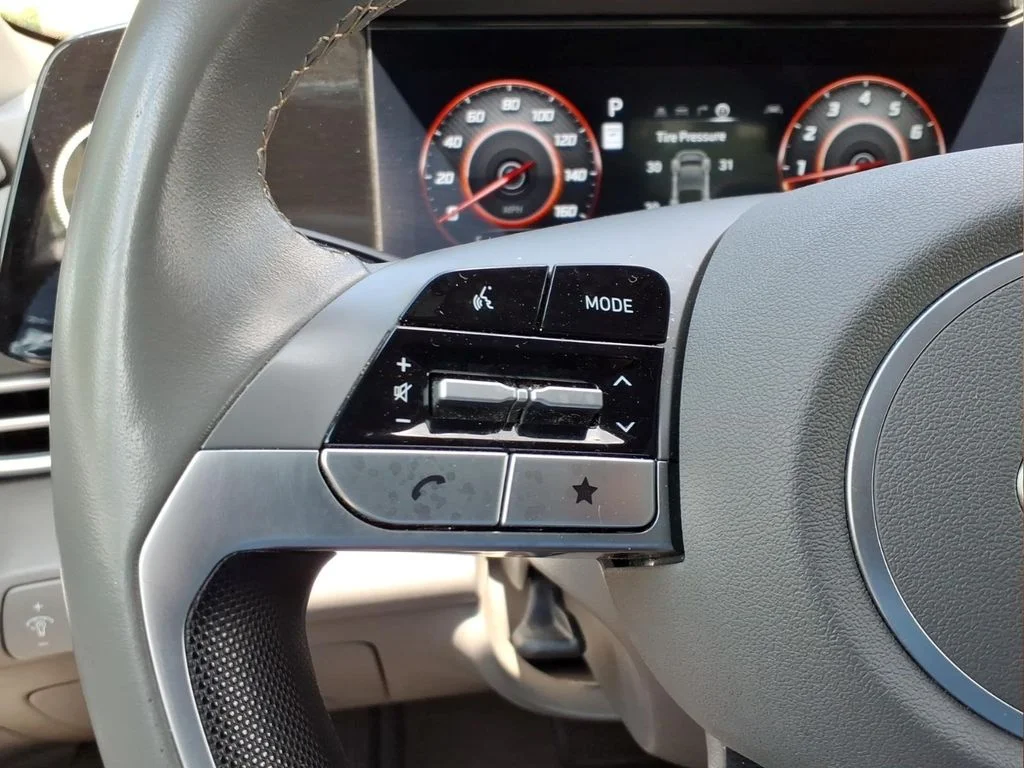 Used 2025 Black Hyundai SEL Convenience image 12