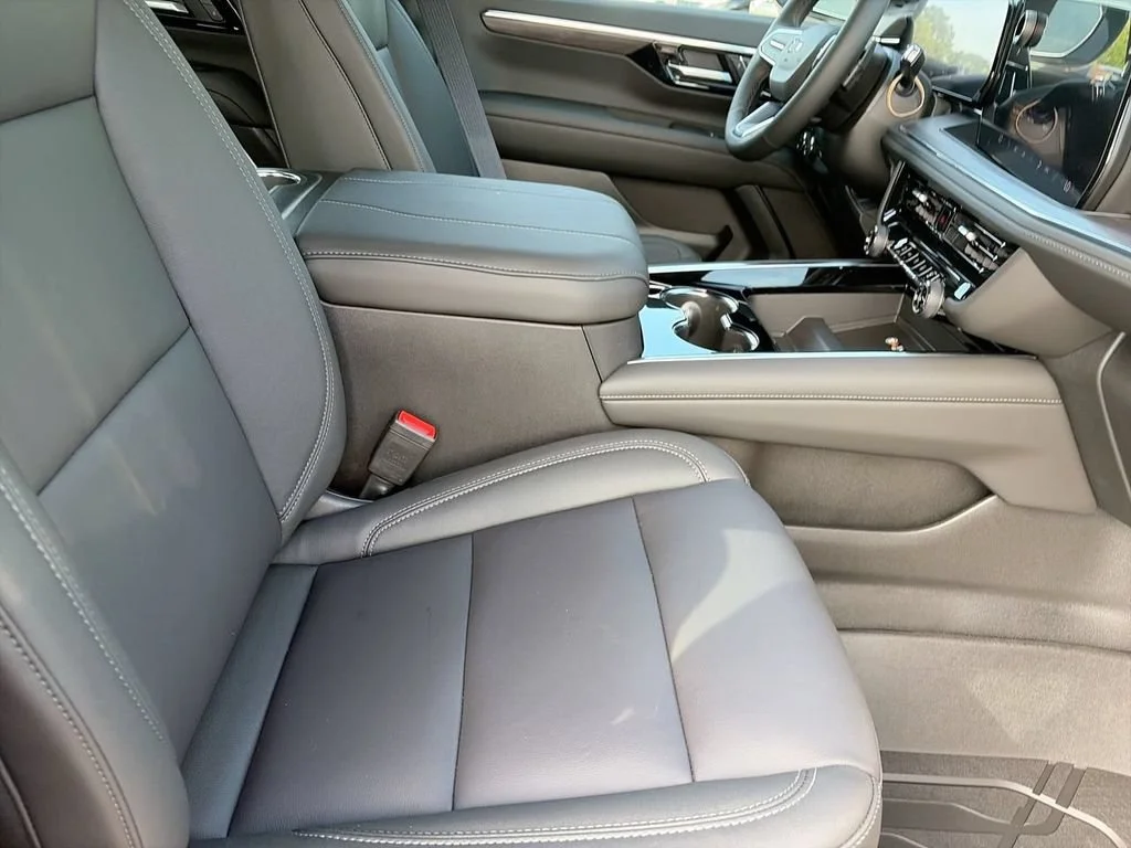 2026 Chevrolet Suburban Z71 - Photo 9