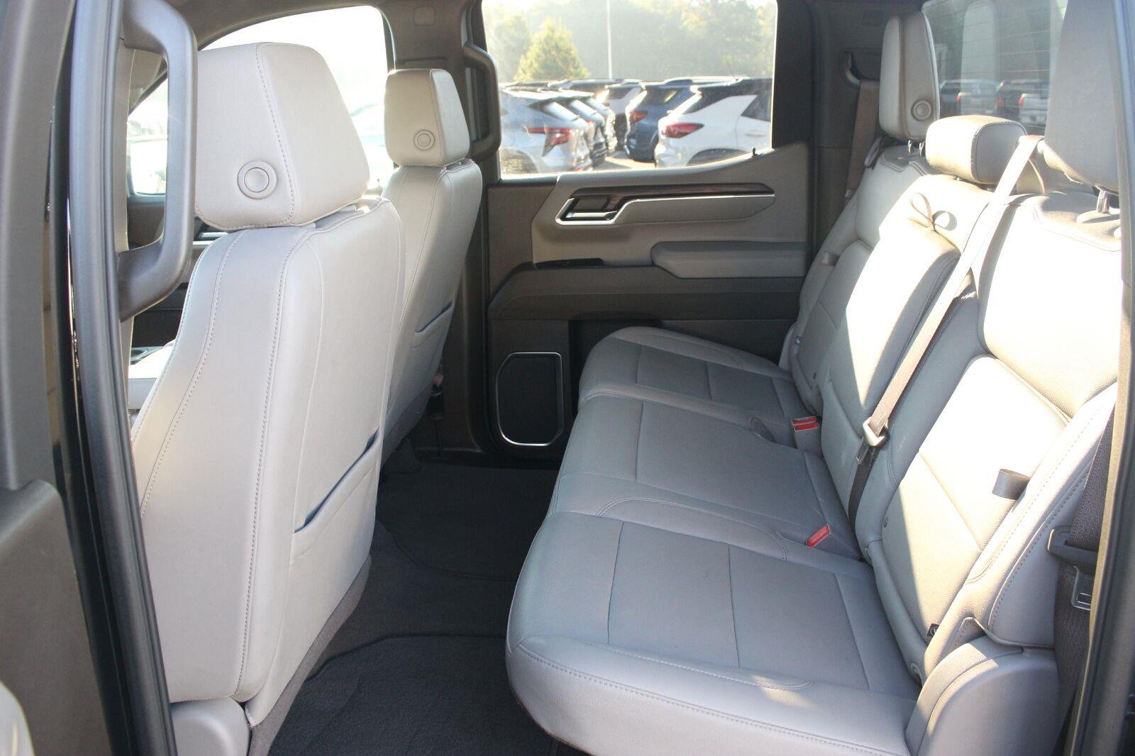 Used 2025 Onyx Black GMC SLT image 31