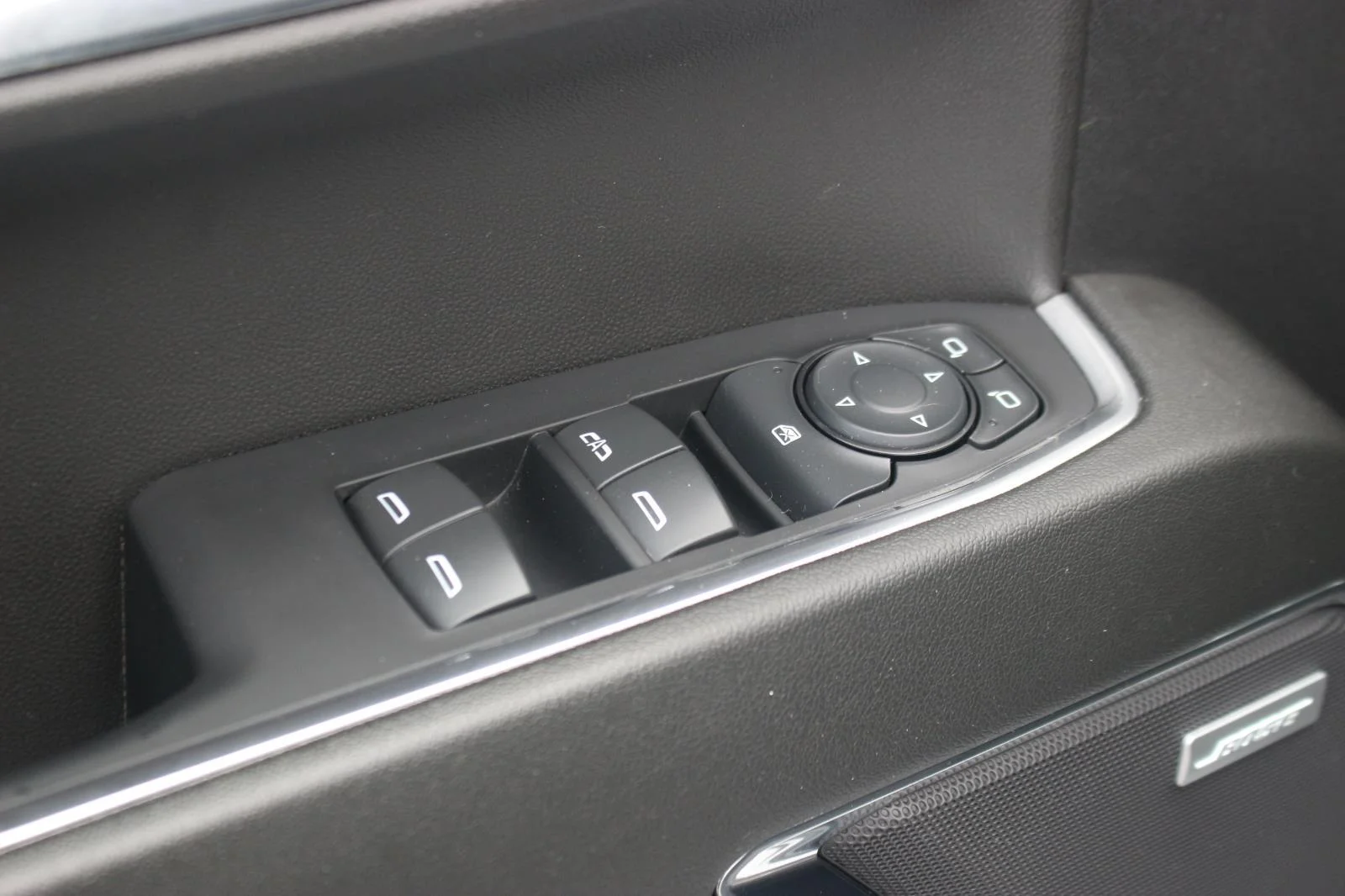 Used 2024 Summit White GMC Elevation image 14